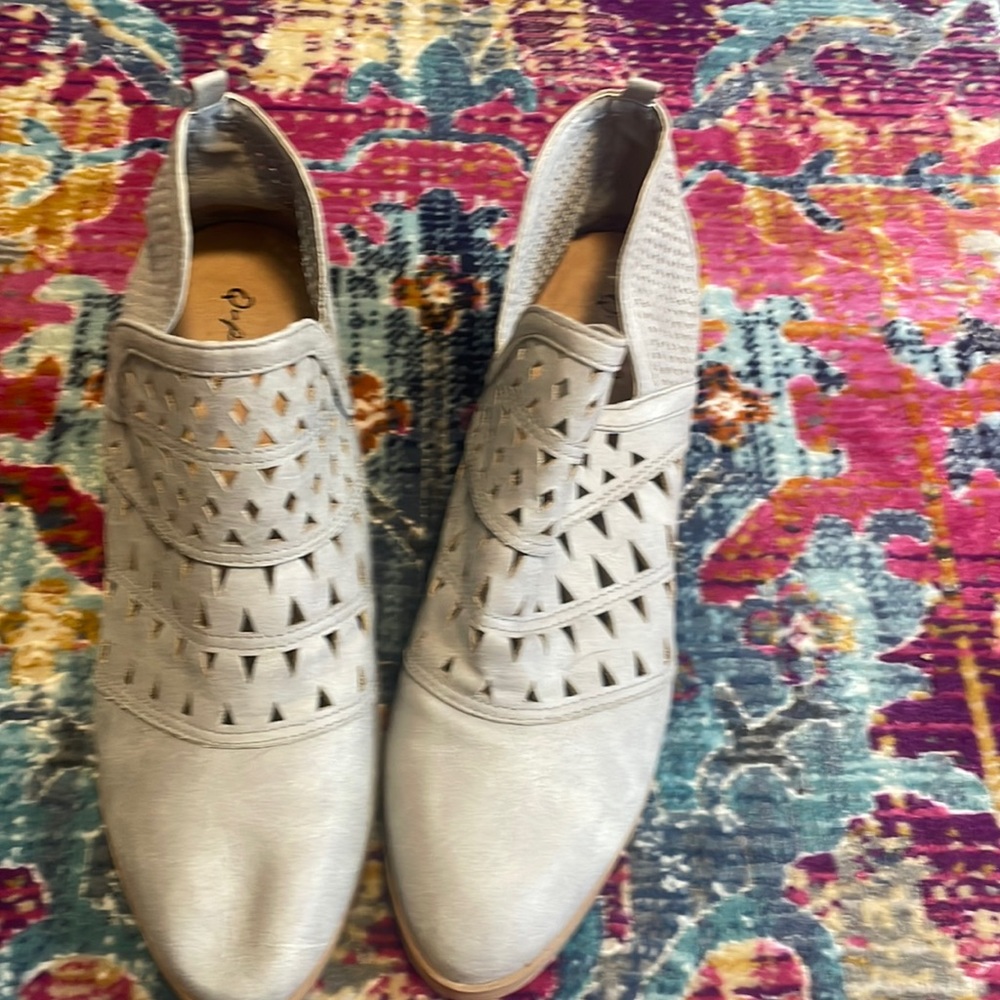 {QUIPID} gray booties